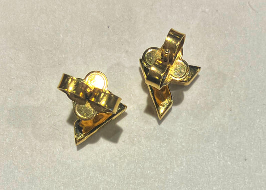 LOUIS VUITTON Essential V Pierced earrings