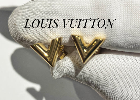 LOUIS VUITTON Essential V Pierced earrings